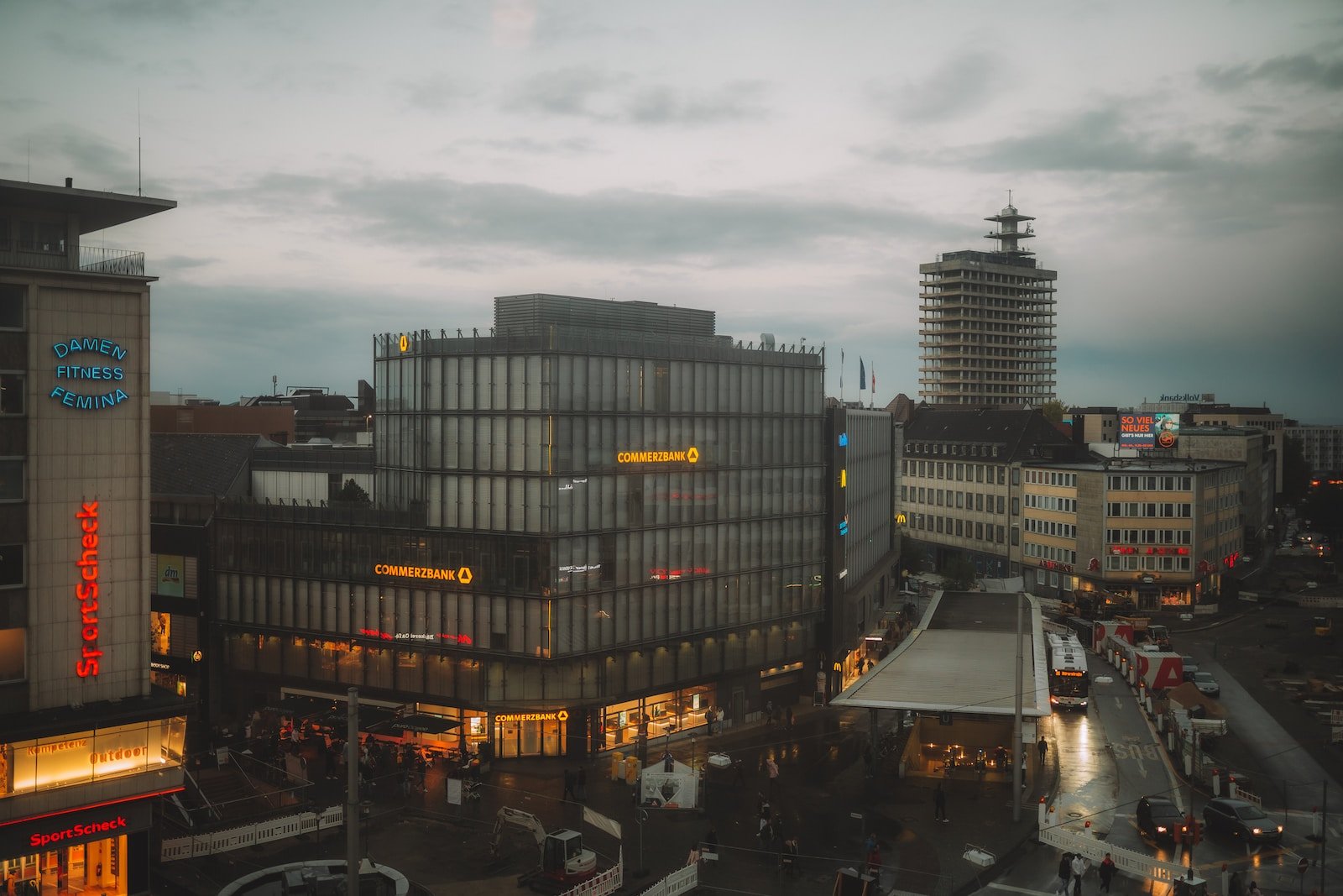 graue Gebäude in Bielefeld, grauer Himmel