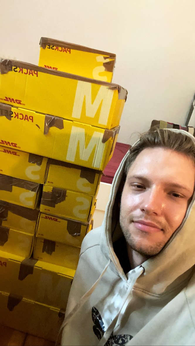 Gründer von Pharmazing beim Versand von Lernmaterialien für Pharmazie-Studierende an Universitäten in Deutschland