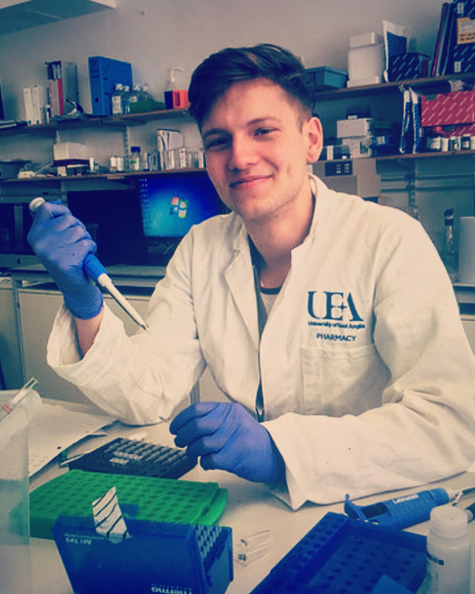 Forschungspraktikum an der University of East Anglia (UEA) - Pharmazie Student arbeitet im Labor an Alzheimer-Forschung