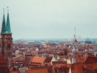 Nürnberg Dächer von oben, Himmel leicht bewölkt