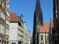 St. Lamberti in Münster, blauer Himmel, ohne Wolken