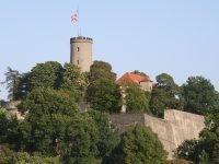 Sparrenburg Bielefeld, Burg auf Hügel, Turm, blauer Himmel