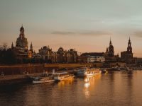 Dresden, Abends, Fluss mit Boot, im Hintergrund Gebäude von Dresden