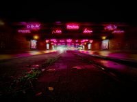 Straße mit LED Lichtern rosa, nachts, düster