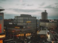 graue Gebäude in Bielefeld, grauer Himmel