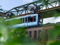 Schwebebahn Wuppertal, Bahn blau, blauer Himmel